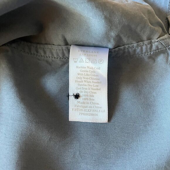 Everlane Washable Silk Henley in blue, size 8 - Picture 4 of 7